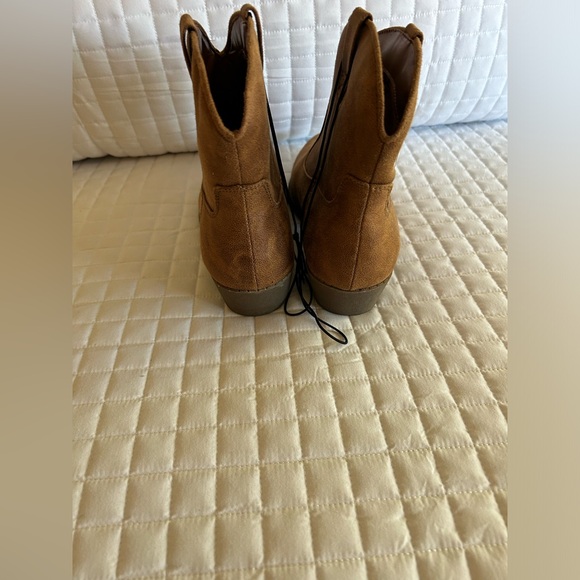 AJC110 short brown boots perfect for dresses or jeans. - Picture 4 of 6
